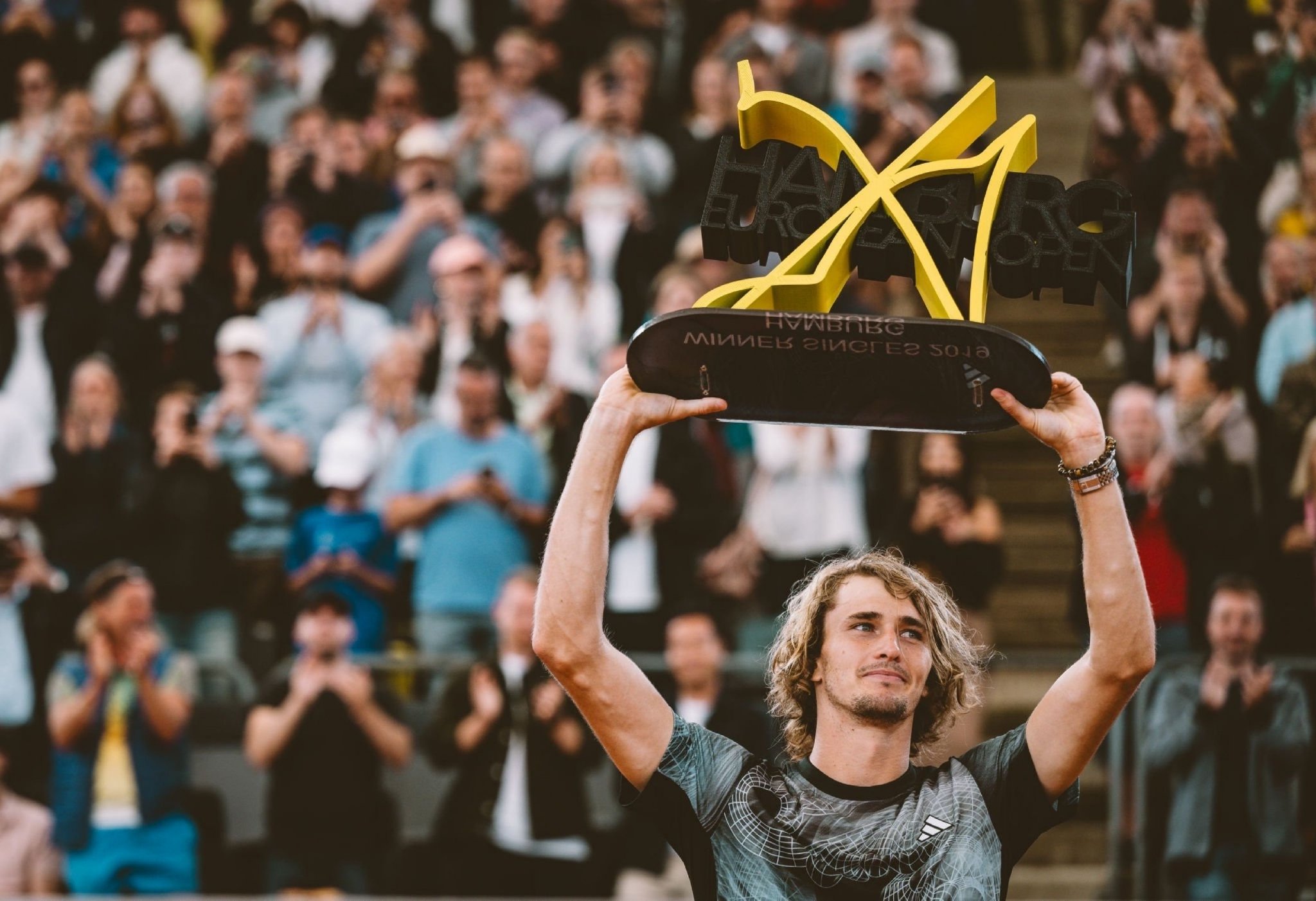 包含年终总决赛轻取拉沃尔杯，兹维列夫点燃赛场的词条