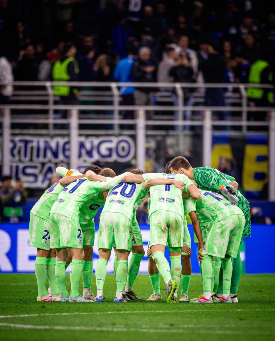 包含巴萨主场大胜AC米兰，欧冠小组排名稳居第一！的词条