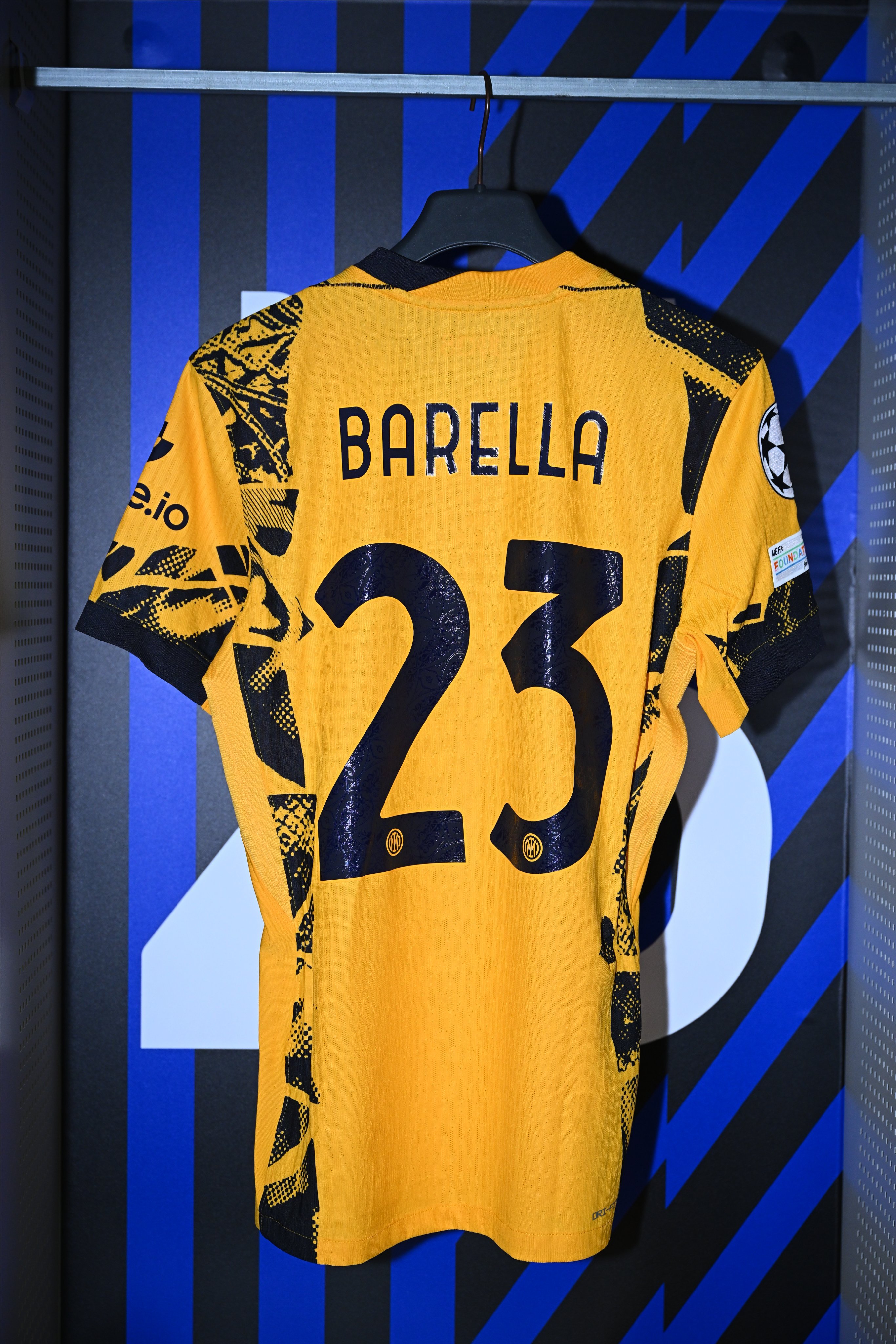 AC米兰客场击败巴黎圣日耳曼，晋级欧冠四强的简单介绍