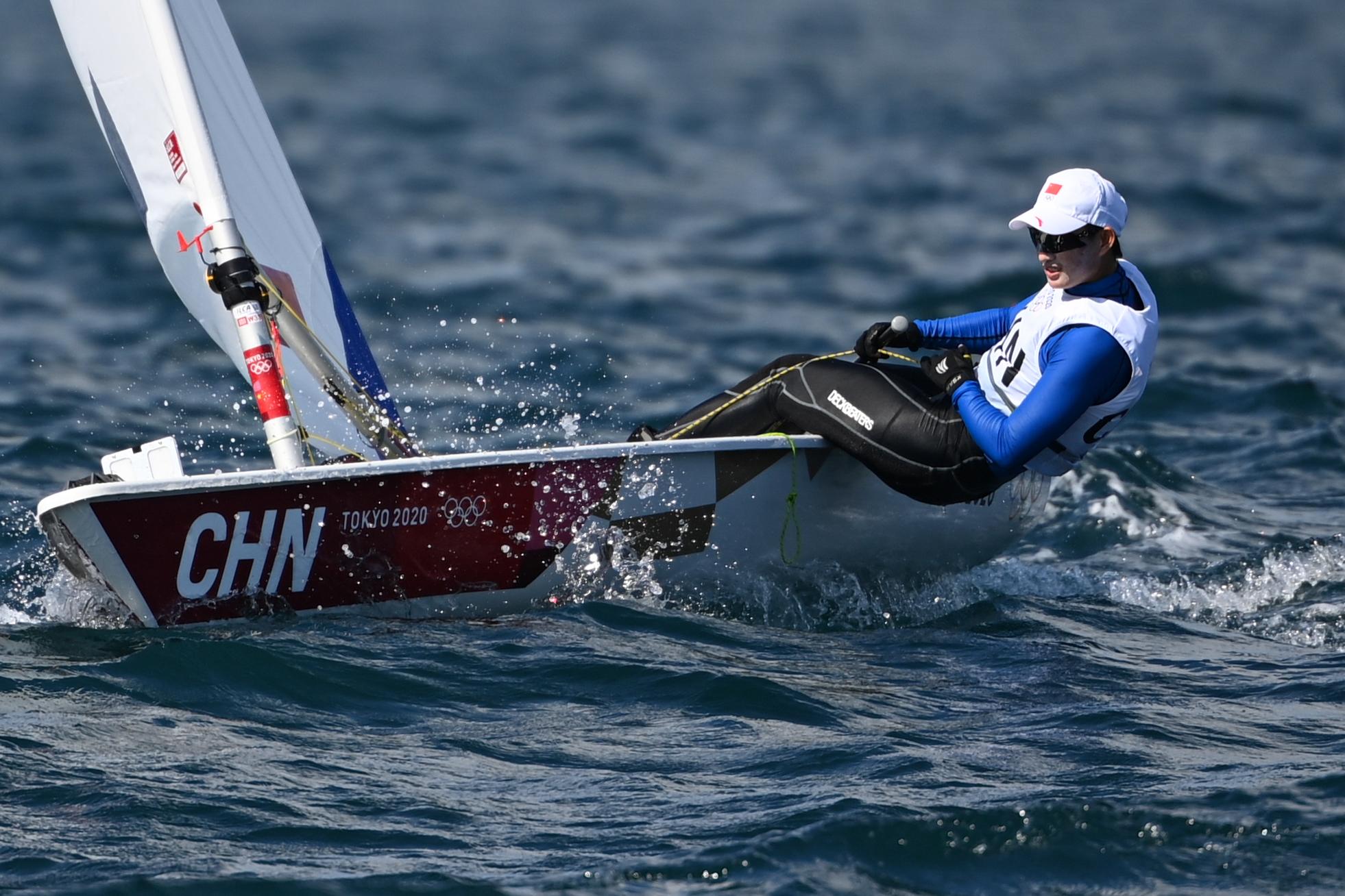 关于帆船比赛中选手迎风披带，搏出风头的信息