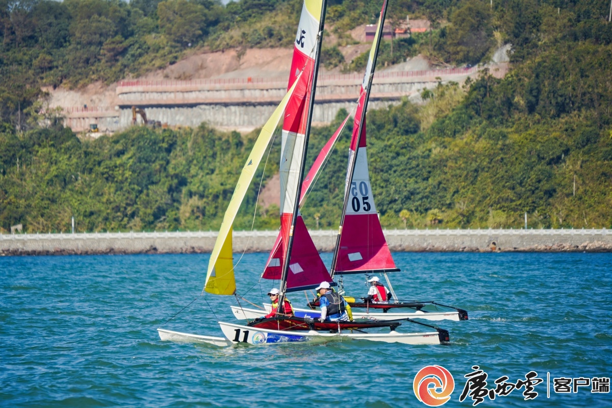 关于帆船比赛中选手迎风披带，搏出风头的信息