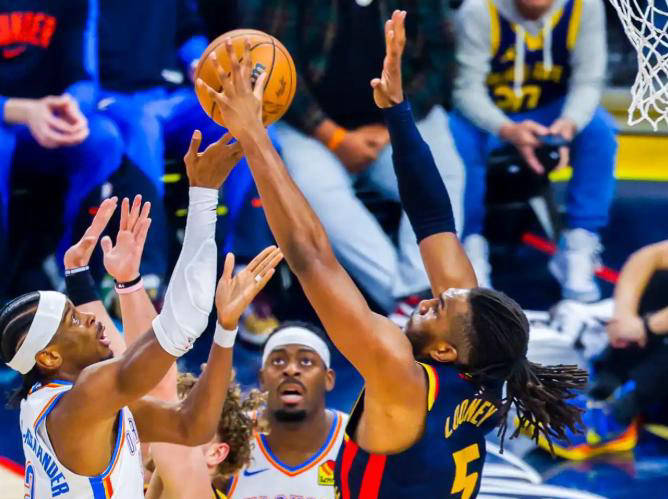 比赛节奏快速，双方互有攻守，结果难以预测