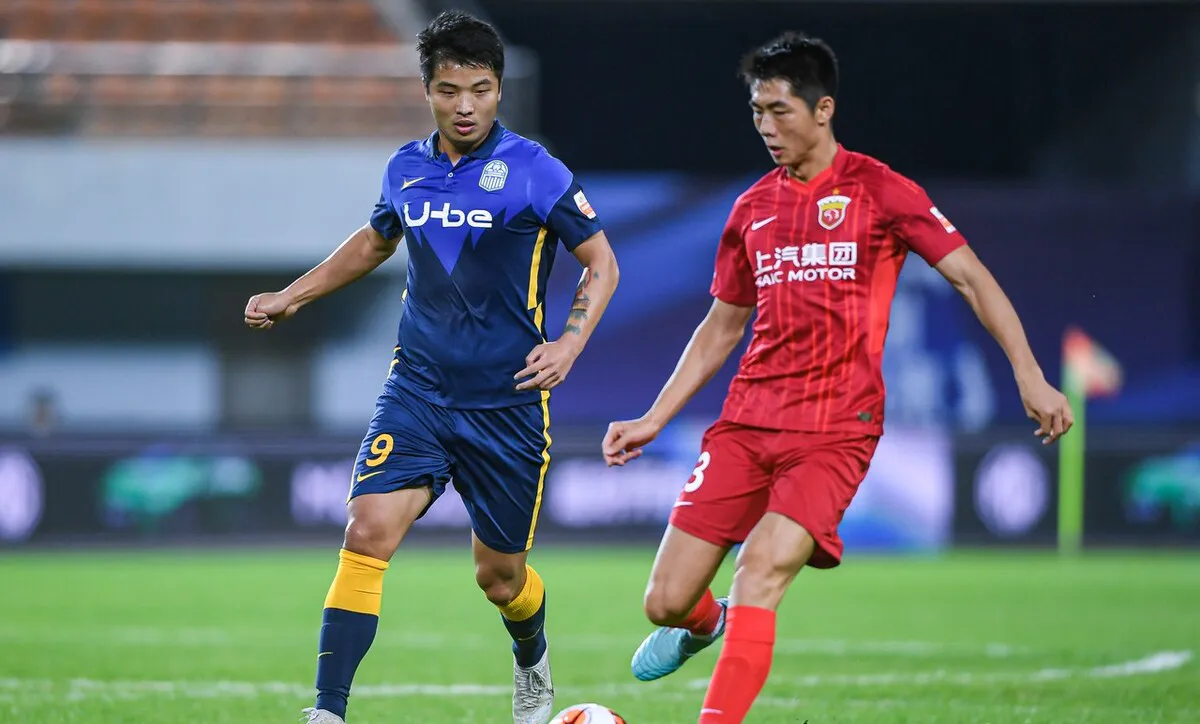 包含上海上港队引进外援提升实力的词条