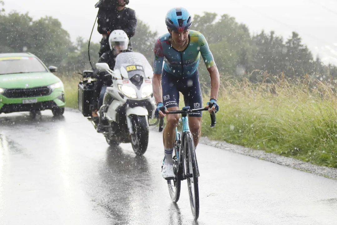 瑞士选手在自行车赛事中冲刺到终点
