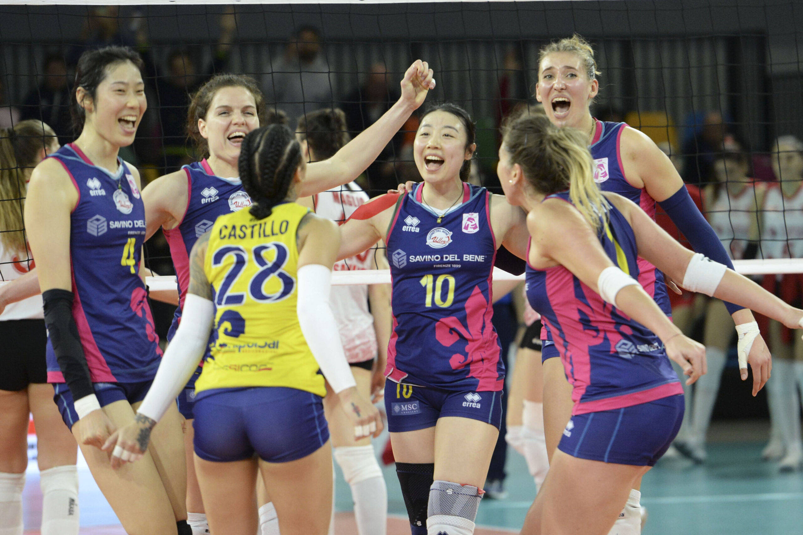 包含排球赛事瞩目开启，选手势均力敌你争我夺的词条