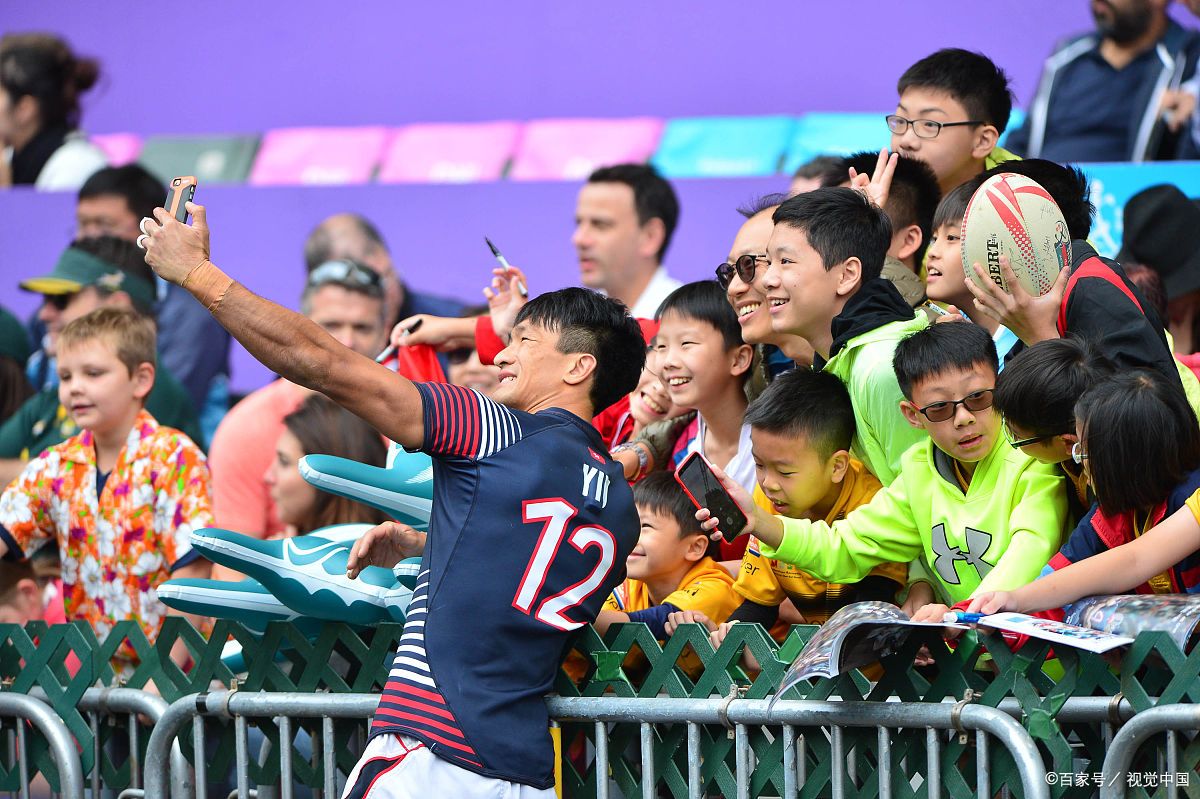 包含足球赛场的精采表现让球迷欣喜不已的词条