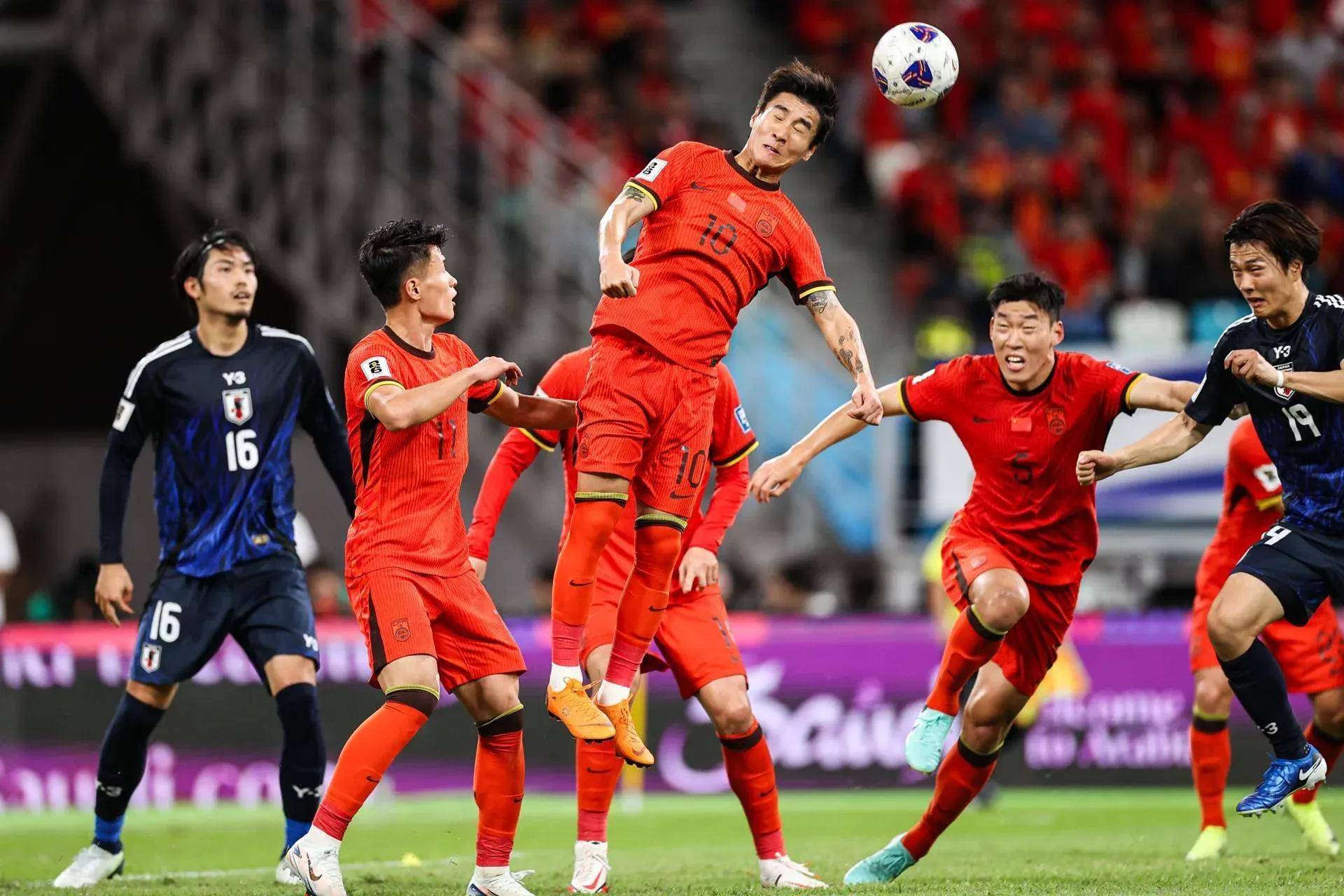 东亚球队惊险晋级!足球世界瞩目 东亚球队惊险晋级!足球世界瞩目