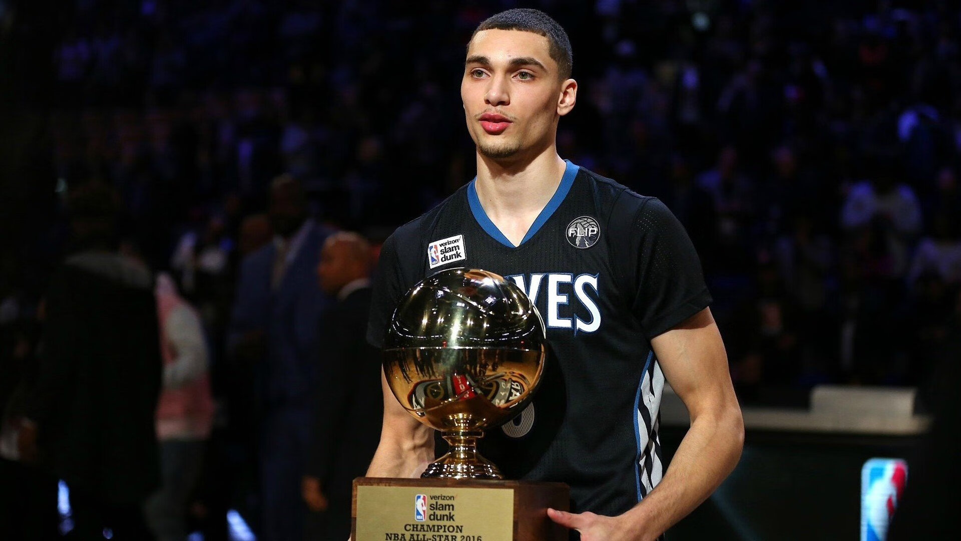 跨界决胜者，从霍勒迪的德冠之夜到雄鹿的深圳时刻